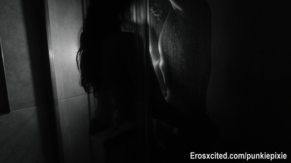 Femme fatale bajo la ducha... peligrosa, mojada y lista para devorarte 💦
¿Hasta dónde te atreverías a llegar conmigo?
Femme fatale in the shower… wet, dangerous, and ready to devour you 💦
How far would you dare to go with me?
Avec @Ares_taisho ♠️😈
