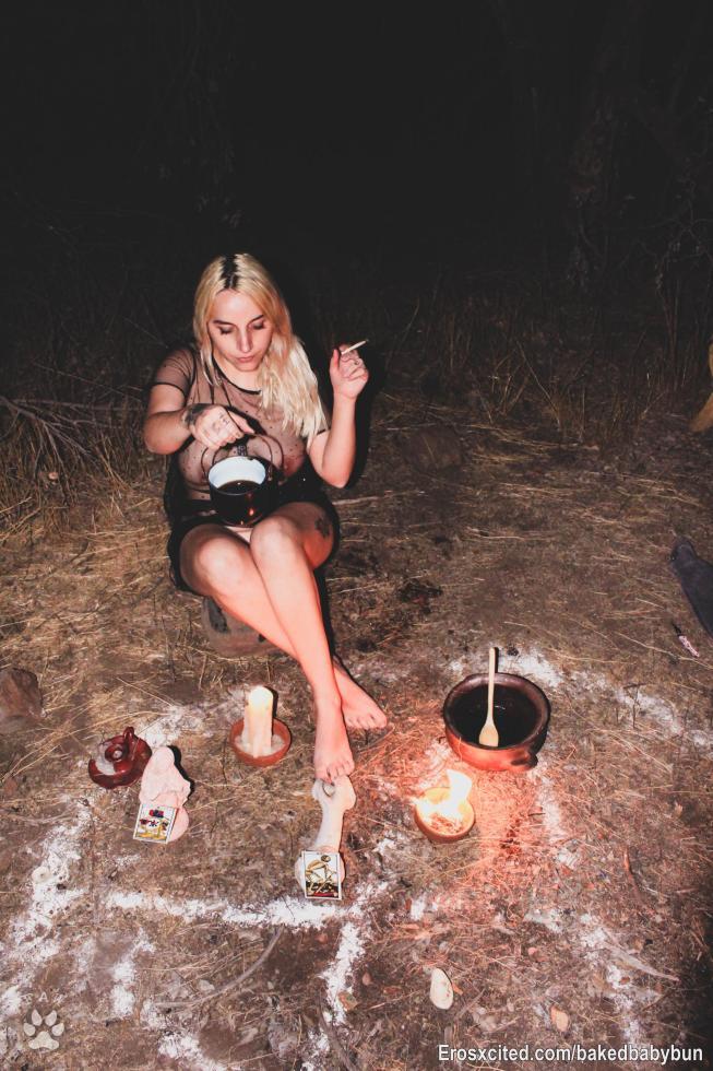 Suscríbete y entra a mis mundos de fantasías 🍃 Hoy subo video XXX en medio de Quebrada de Macul siendo una brujita caliente 🥵 🕯️ 
#WITCH #OUTDOOR #QUEBRADADEMACUL